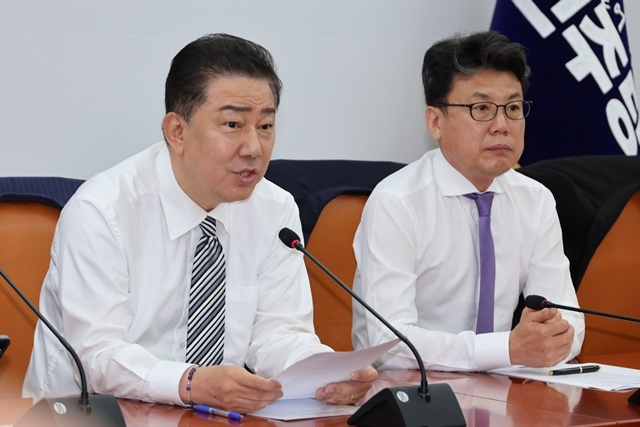 더불어민주당 김병기 당대표 직무대행 겸 원내대표가 17일 서울 여의도 국회에서 열린 원내대책회의에서 발언하고 있다. / 연합뉴스