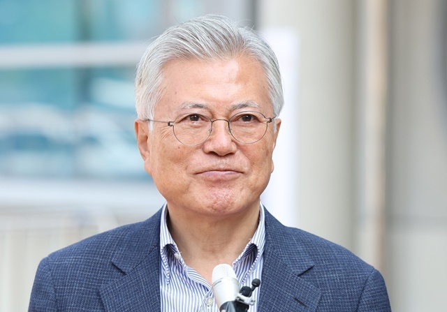 문재인 전 대통령이 21대 대선 사전투표 첫날인 29일 오전 경남 양산시 하북면 주민자치센터에 마련된 사전투표소에서 투표 후 취재진 질문을 경청하고 있다. / 연합뉴스