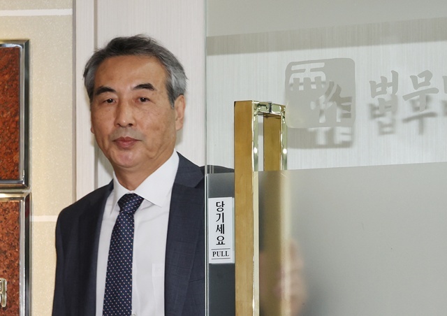 윤석열 전 대통령의 부인 김건희 여사 의혹을 수사할 민중기 특별검사가 17일 서울 서초구 사무실을 나서고 있다. / 연합뉴스
