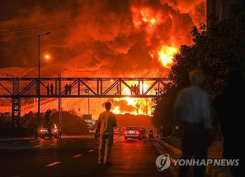 이란 수도 테헤란 외곽 유류 저장고 화재 / 연합뉴스