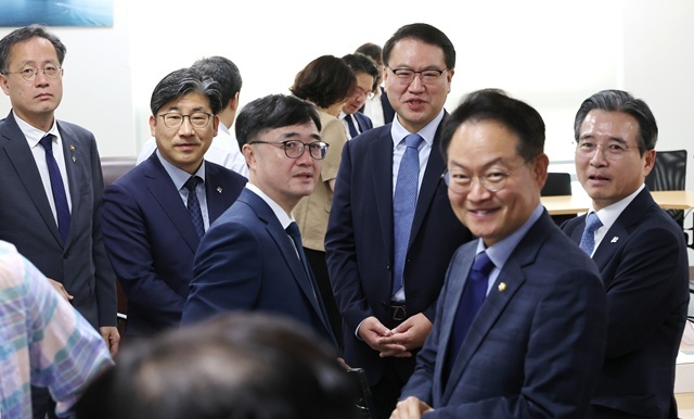 대통령실 김용범 정책실장(오른쪽)과 더불어민주당 허영 원내정책수석부대표(오른쪽 두번째) 등이 18일 서울 여의도 국회 의원회관에서 대통령실과 정부, 여당 등이 함께하는 추경안 관련 비공개 회의에 참석해 대화하고 있다. / 연합뉴스
