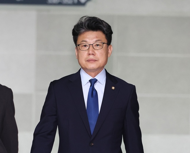 더불어민주당 진성준 정책위의장이 18일 서울 여의도 국회 의원회관에서 대통령실과 정부, 여당 등이 함께하는 추경안 관련 회의에 참석하기 위해 이동하고 있다. / 연합뉴스