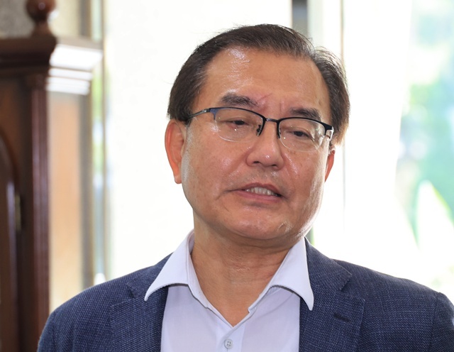 순직 해병 수사 방해 의혹 사건을 수사하는 이명현 특별검사가 18일 서울 서초구 자신의 사무실에 출근하며 기자의 질문에 답하고 있다. / 연합뉴스