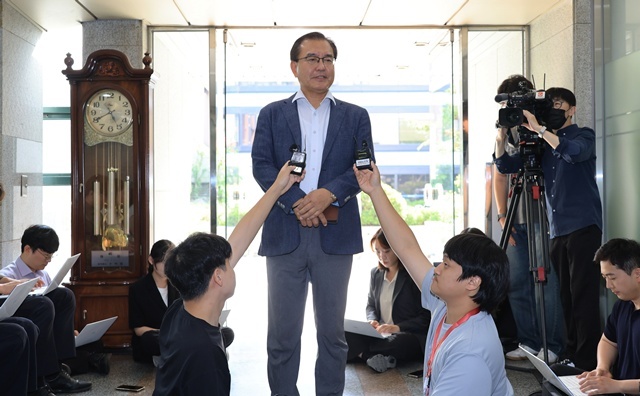 순직 해병 수사 방해 의혹 사건을 수사하는 이명현 특별검사가 18일 서울 서초구 자신의 사무실에 출근하며 기자의 질문에 답하고 있다. / 연합뉴스