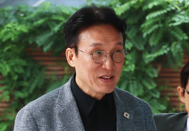 김민석 국무총리 후보자가 18일 서울 종로구 통의동 금융감독연수원에 마련된 청문회 준비단 사무실로 출근하고 있다. / 연합뉴스
