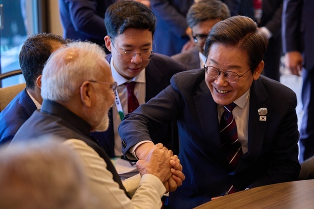 이재명 대통령과 나렌드라 모디 인도 총리가 17일(현지시간) 캐나다 앨버타주 캐내내스키스 주요 7개국(G7) 정상회의장에서 정상회담 중 손을 잡고 있다. / 연합뉴스