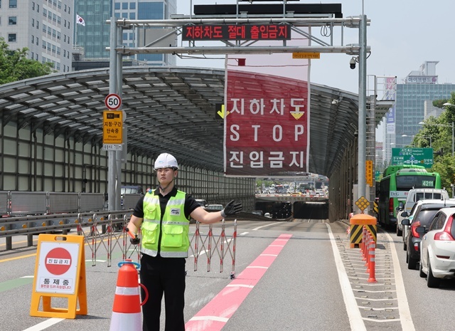 18일 본격적인 장마철을 앞두고 서울 서초구 염곡동서지하차도에서 서울시 관계자들이 집중호우 시 가동되는 차량 진입 차단 설비 작동 상태를 점검하고 있다. 오 시장은 이날 오전 신림공영차고지 빗물저류조와 서초구 염곡동서지하차도를 차례로 방문해 시설 작동 상태를 살폈다. / 연합뉴스