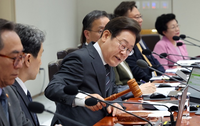 이재명 대통령이 19일 용산 대통령실에서 열린 국무회의에서 개회 선언을 하고 있다. / 연합뉴스