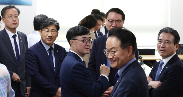 대통령실 김용범 정책실장(오른쪽)과 더불어민주당 허영 원내정책수석부대표 등이 18일 서울 여의도 국회 의원회관에서 대통령실과 정부, 여당 등이 함께하는 추경안 관련 비공개 회의에 참석해 대화하고 있다. / 연합뉴스