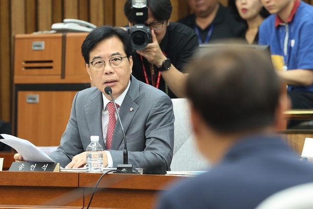 국민의힘 송언석 원내대표가 19일 국회 정보위원회에서 열린 이종석 국가정보원장 후보자에 대한 인사청문회에서 질문하고 있다. / 연합뉴스