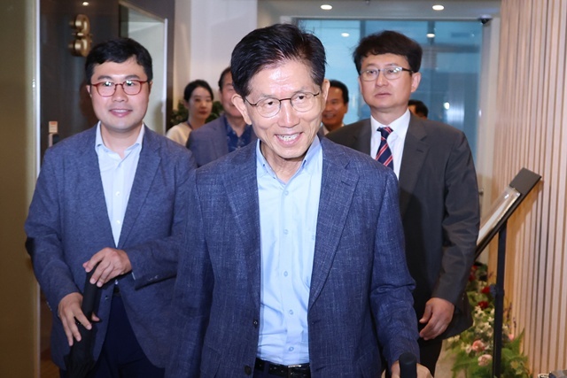 국민의힘 김문수 전 대선 후보가 20일 대선 후 캠프 관계자들과 오찬을 하기 위해 서울 여의도의 한 중식당으로 들어가고 있다. / 연합뉴스