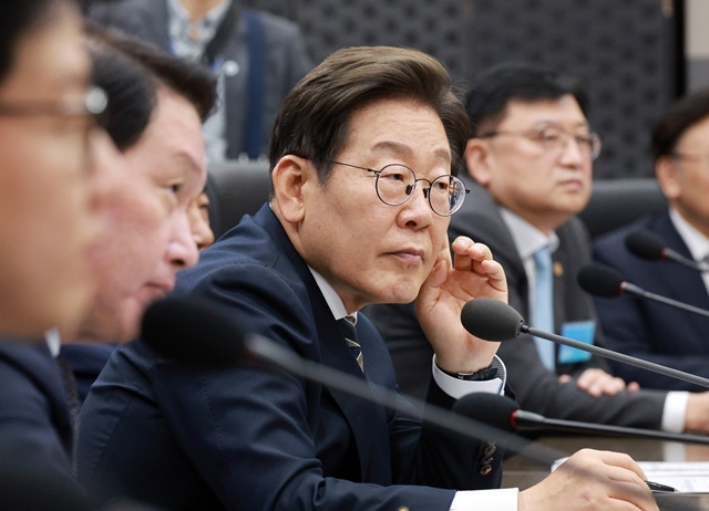 이재명 대통령이 20일 울산전시컨벤션센터에서 열린 인공지능(AI) 글로벌 협력 기업 간담회에서 참석자 발언을 듣고 있다. / 연합뉴스