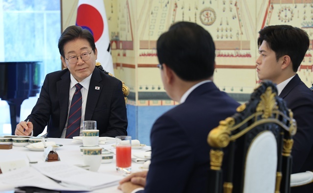 이재명 대통령이 22일 한남동 관저에서 열린 여야 지도부와의 오찬에서 국민의힘 송언석 원내대표(뒷모습)의 발언을 듣고 있다. 오른쪽은 김용태 비대위원장. / 연합뉴스