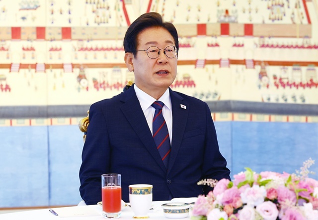 이재명 대통령이 22일 서울 한남동 관저에서 열린 여야 지도부와의 오찬 회동에서 발언하고 있다. / 연합뉴스