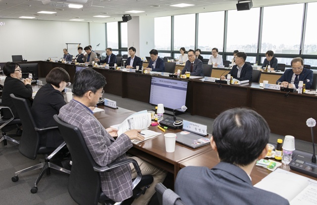 박민수 보건복지부 제2차관이 22일 서울 서초구 국제전자센터에서 열린 제10차 건강보험정책심의위원회를 주재하고 있다. / 연합뉴스