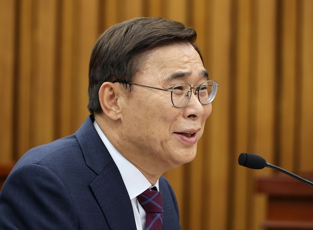 이종석 국가정보원장 후보자가 19일 서울 여의도 국회 정보위원회에서 열린 인사청문회에서 위원 질의에 답변하고 있다. / 연합뉴스