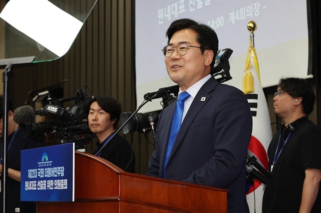 더불어민주당 박찬대 당 대표 직무대행 겸 원내대표가 13일 국회에서 열린 원내대표 선출 의원총회에서 인사말 하고 있다. / 연합뉴스