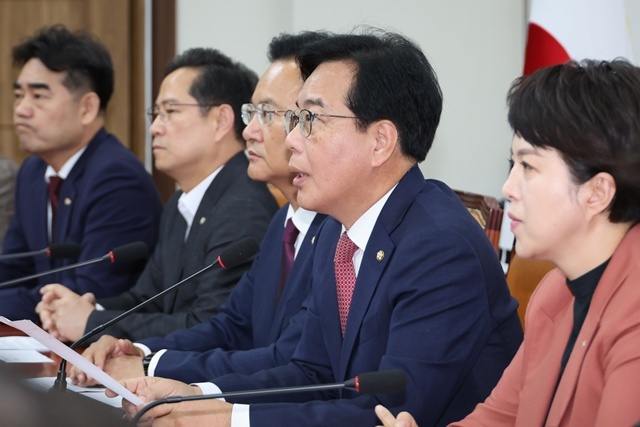 국민의힘 송언석 원내대표(왼쪽 네번째)가 24일 서울 여의도 국회에서 열린 원내대책회의에서 발언하고 있다. / 연합뉴스