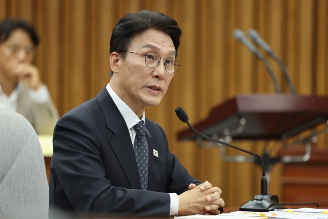 김민석 국무총리 후보자가 전날 서울 여의도 국회에서 열린 인사청문회에서 의원질의에 답변하고 있다. / 연합뉴스