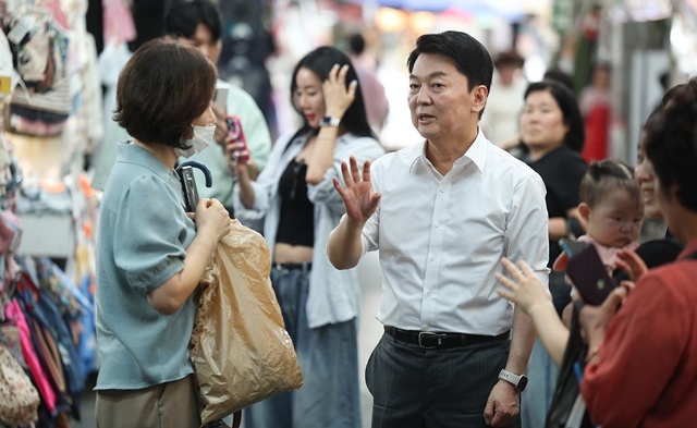 국민의힘 안철수 의원이 지난 18일 대구 중구 서문시장을 찾아 시민과 대화하고 있다. / 연합뉴스