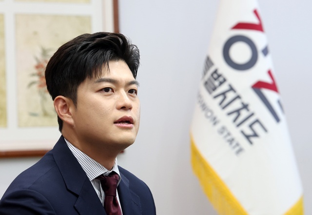 국민의힘 김용태 비상대책위원장이 23일 강원 춘천시 강원특별자치도청을 방문해 김진태 지사와 대화하고 있다. / 연합뉴스