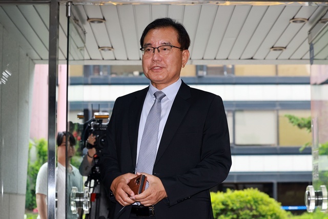 순직해병 수사 방해 의혹 사건을 수사하는 이명현 특별검사가 25일 서울 서초구 사무실로 출근하고 있다. / 연합뉴스