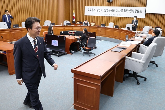 김민석 국무총리 후보자가 25일 서울 국회에서 자료 제출 등을 둘러싼 여야 대립으로 인사청문회 속개가 지연되자 후보자석을 잠시 떠나고 있다. / 연합뉴스