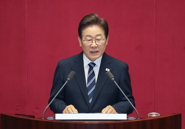 이재명 대통령이 26일 서울 여의도 국회 본회의장에서 정부의 2차 추가경정예산안 제출과 관련해 첫 시정연설을 하고 있다. / 연합뉴스