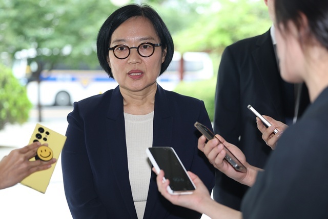 한성숙 중소벤처기업부 장관 후보자가 26일 서울 영등포구 중소기업기술정보진흥원 수도권평가실에 마련된 인사청문회 준비 사무실로 출근하며 취재진 질문에 답하고 있다. / 연합뉴스