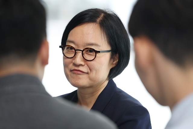 한성숙 중소벤처기업부 장관 후보자가 26일 서울 영등포구 중소기업기술정보진흥원 수도권평가실에 마련된 인사청문회 준비 사무실로 출근하며 취재진 질문에 답하고 있다. / 연합뉴스