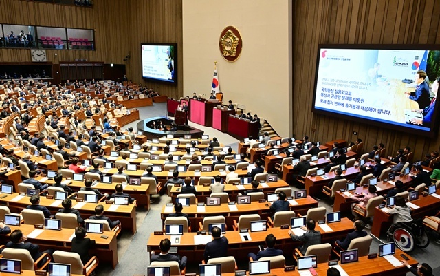 이재명 대통령이 26일 서울 여의도 국회 본회의장에서 정부의 2차 추가경정예산안 제출과 관련해 첫 시정연설을 하고 있다. / 연합뉴스