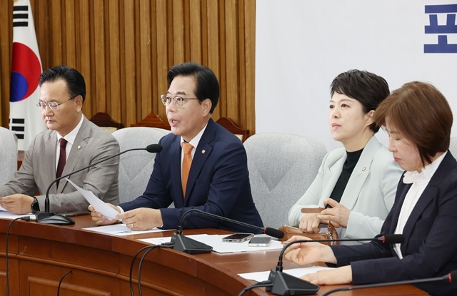 국민의힘 송언석 원내대표가 27일 서울 여의도 국회에서 열린 원내대책회의에서 발언하고 있다. / 연합뉴스