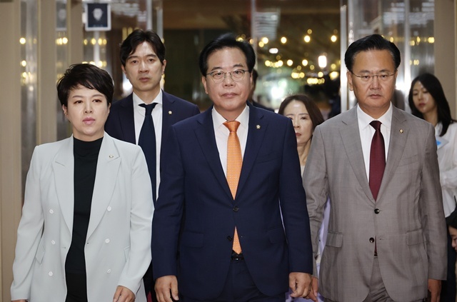 국민의힘 송언석 원내대표가 27일 서울 여의도 국회의장실로 향하고 있다. / 연합뉴스