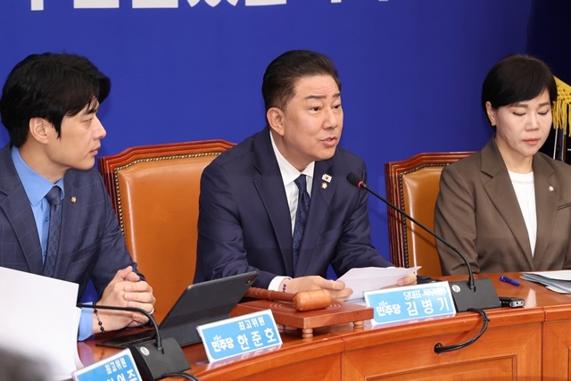 더불어민주당 김병기 당대표 직무대행 겸 원내대표가 27일 서울 여의도 국회에서 열린 최고위원회의에서 발언하고 있다. / 연합뉴스