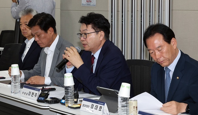 국정기획위원회 이한주 위원장이 18일 정부세종컨벤션센터에서 열린 경제1분과 기획재정부 업무보고에서 인사말을 하고 있다. / 연합뉴스