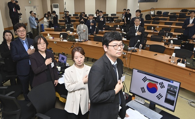 26일 경기도 고양시 사법연수원에서 열린 전국법관대표회의에서 의장을 맡은 김예영 서울남부지법 부장판사(앞줄 오른쪽 세번째)를 비롯한 참석자들이 국기에 경례를 하고 있다. / 연합뉴스