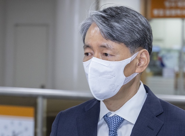 12·3 비상계엄 사태와 관련해 내란 중요 임무 종사 혐의로 재판에 넘겨진 조지호 경찰청장이 16일 서울 서초구 서울중앙지법에서 열린 1심 속행 공판에 출석하고 있다. / 연합뉴스