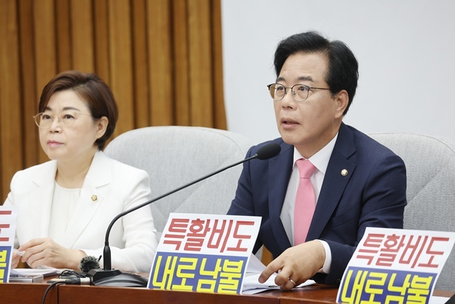 국민의힘 송언석 비상대책위원장 겸 원내대표가 4일 서울 여의도 국회에서 열린 원내대책회의에서 발언하고 있다. / 연합뉴스