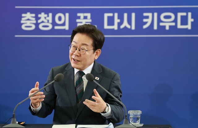 이재명 대통령이 4일 대전컨벤션센터에서 타운홀 미팅 형식으로 열린 '국민소통 행보 2탄, 충청의 마음을 듣다'에서 발언하고 있다. / 연합뉴스