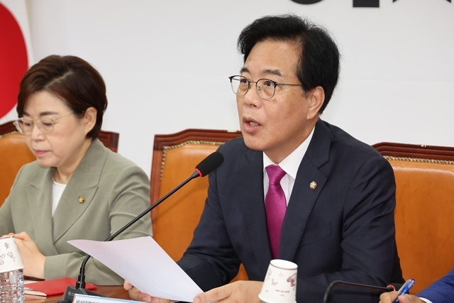 국민의힘 송언석 비대위원장 겸 원내대표가 7일 서울 여의도 국회에서 열린 비상대책위원회의에서 발언하고 있다. / 연합뉴스