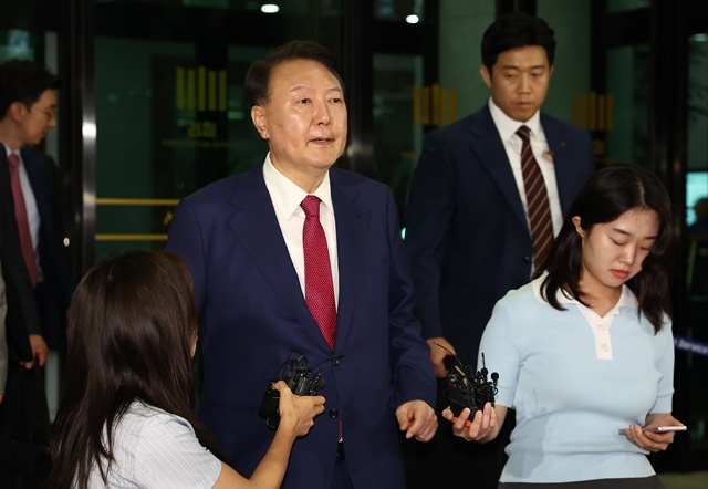 윤석열 전 대통령이 5일 내란 특검 2차 조사를 마치고 조은석 특별검사팀 사무실이 있는 서울 서초구 서울고검을 나서고 있다. / 연합뉴스