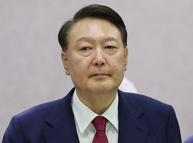 윤석열 전 대통령이 지난 5일 내란 특검 2차 조사를 마치고 조은석 특별검사팀 사무실이 있는 서울 서초구 서울고검을 나서고 있다. / 연합뉴스
