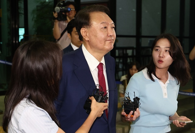 윤석열 전 대통령이 지난 5일 내란 특검 2차 조사를 마치고 조은석 특별검사팀 사무실이 있는 서울 서초구 서울고검을 나서고 있다. / 연합뉴스