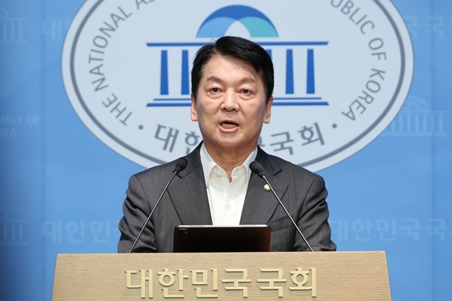 국민의힘 혁신위원장을 맡은 안철수 의원이 7일 서울 여의도 국회 소통관에서 위원장을 사퇴하고 전당대회 출마 의사를 밝히고 있다. / 연합뉴스
