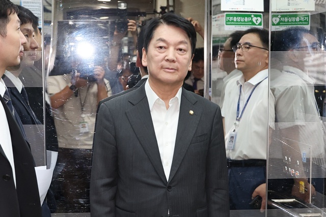 국민의힘 혁신위원장을 맡은 안철수 의원이 7일 서울 여의도 국회 소통관에서 위원장을 사퇴하고 전당대회 출마 의사를 밝히는 기자회견을 한 뒤 승강기를 타고서 회견장을 떠나고 있다. / 연합뉴스