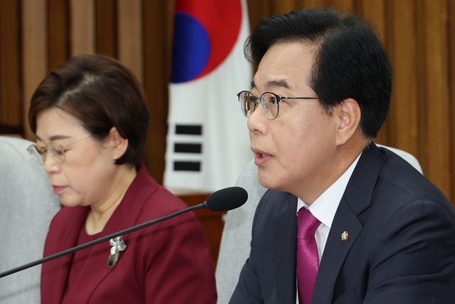 국민의힘 송언석 비대위원장 겸 원내대표가 8일 서울 여의도 국회에서 열린 원내대책회의에서 발언하고 있다. / 연합뉴스