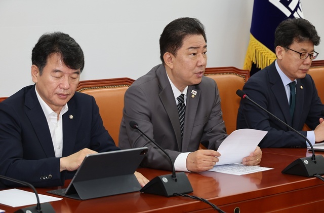 더불어민주당 김병기 당대표 직무대행 겸 원내대표가 8일 서울 여의도 국회에서 열린 더불어민주당 원내대책회의에서 발언하고 있다. / 연합뉴스
