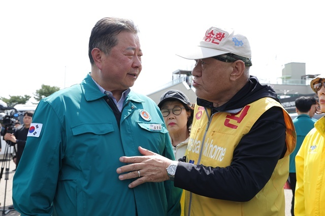지난 4월 23일 오전 경기도 파주시 임진각에서 김경일 파주시장(왼쪽)이 대북 전단 살포를 예고한 최성룡 납북자가족모임 대표와 대화를 나누고 있다. / 연합뉴스