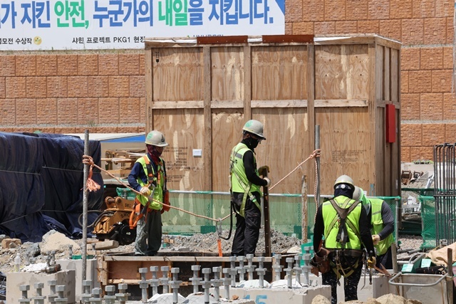 폭염 속 건설현장 / 연합뉴스