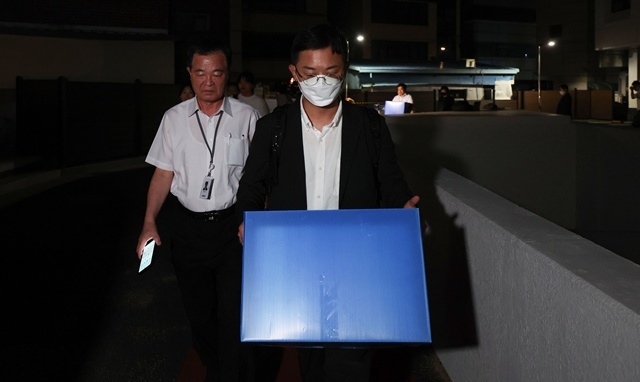윤석열 전 대통령 배우자 김건희 여사를 둘러싼 각종 의혹을 수사하는 민중기 특별검사팀이 3일 서울 종로구 삼부토건이 입주한 빌딩에서 압수수색을 마친 뒤 압수품을 들고 이동하고 있다. / 연합뉴스